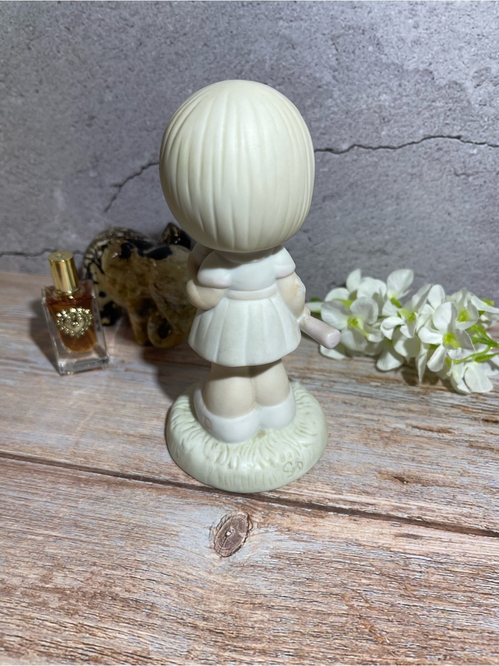 Vintage Precious Moments Porcelain Figurine
1985 "Serving the Lord" Girl Tennis - Picture 3 of 5